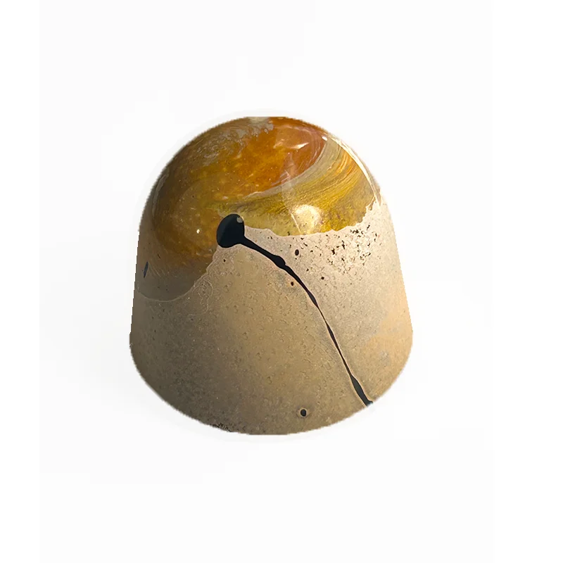 Dolce de leche filling, toasted caramelized milk chocolate ganache, and crunchy base